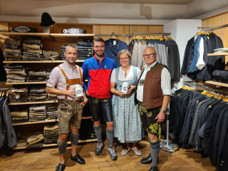 Stefanie, Michael (l.) und Otto (r.) Hofer übergeben die Spendenbüchsen an Martin Plenk, den Bereitschaftsleiter der Bergwacht Grassau Stefanie, Michael (l.) und Otto (r.) Hofer übergeben die Spendenbüchsen an Martin Plenk, den Bereitschaftsleiter der Bergwacht Grassau